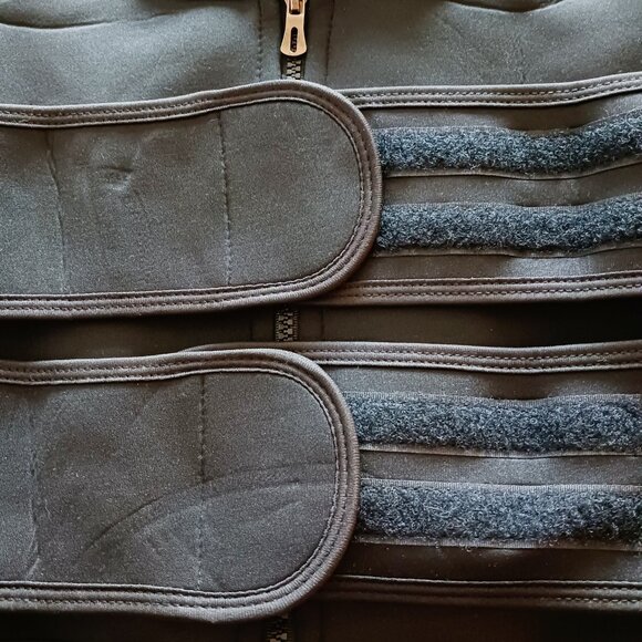 Size Large Women's Work Out Full Zip Vest - Picture 9 of 10